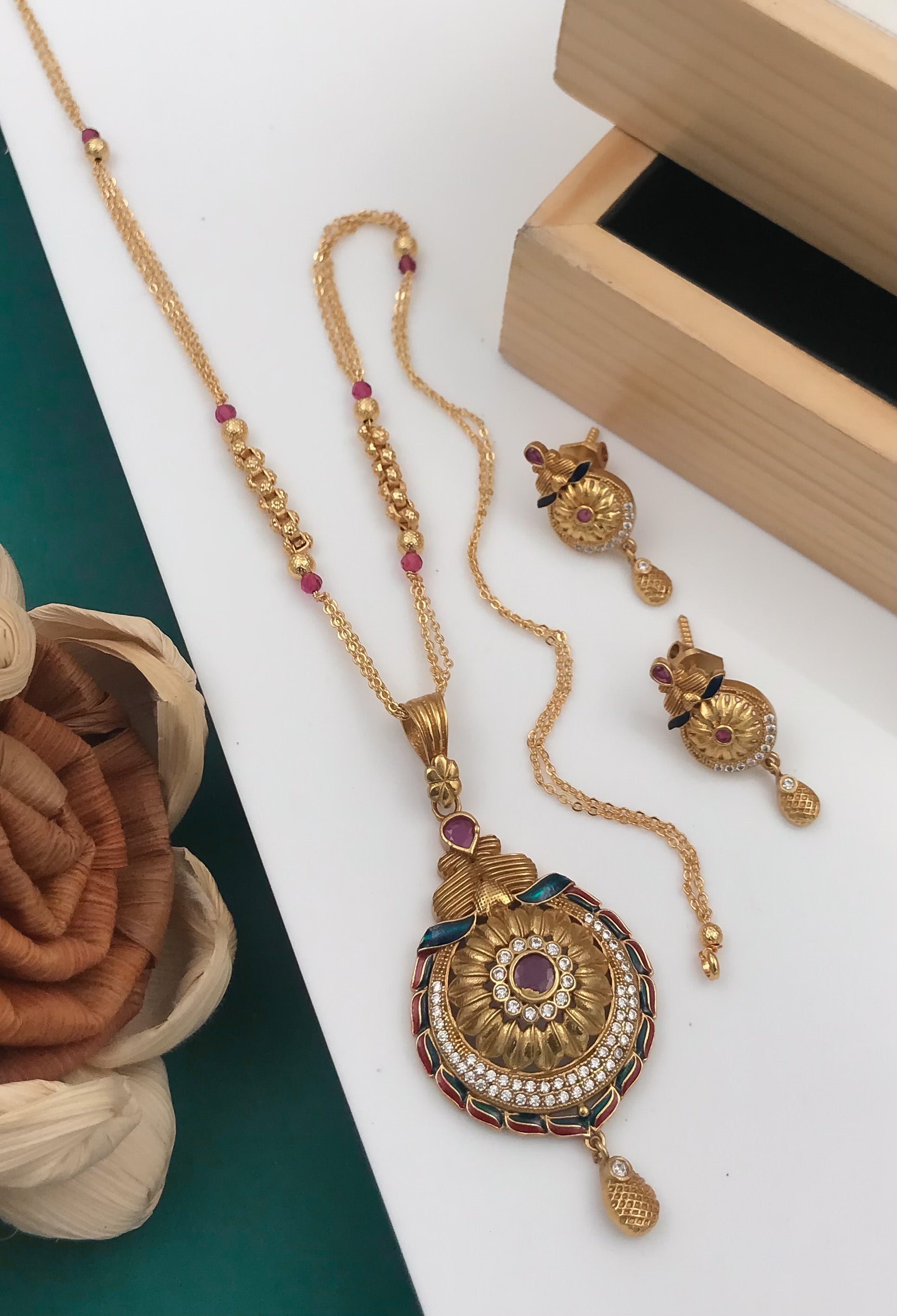 ANTIQUE DESIGN PENDANT DIAMONDS WITH CCHAIN FOR WOMEN