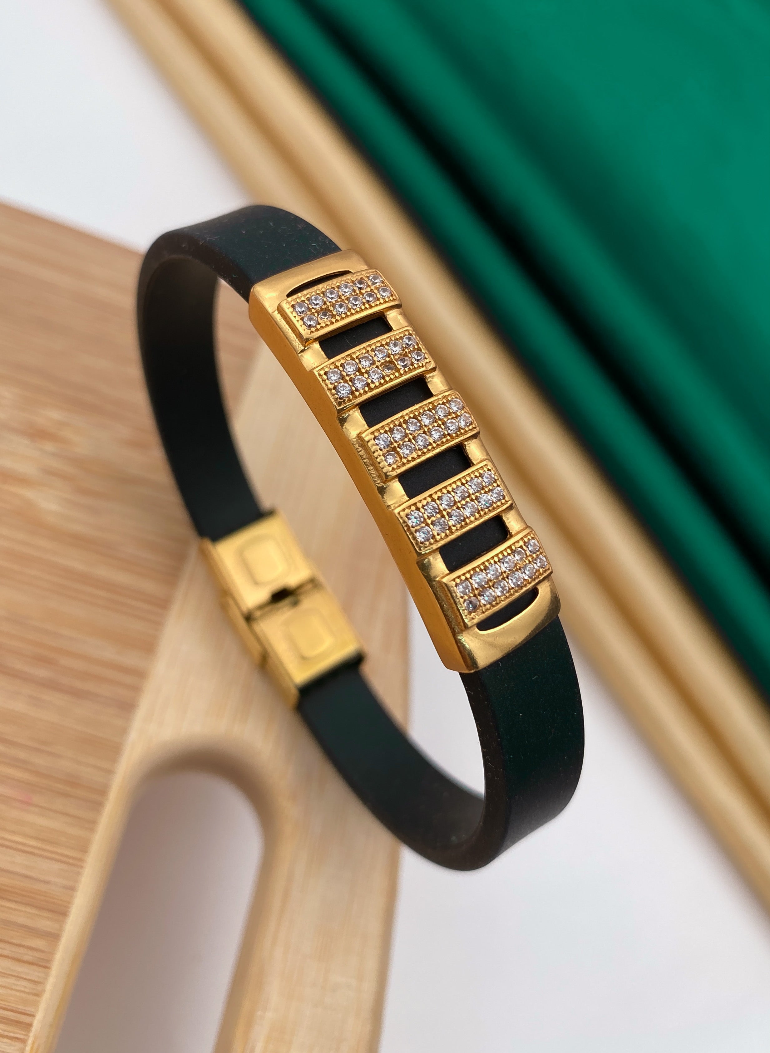 Stair diamonds silicone bracelet in black for men